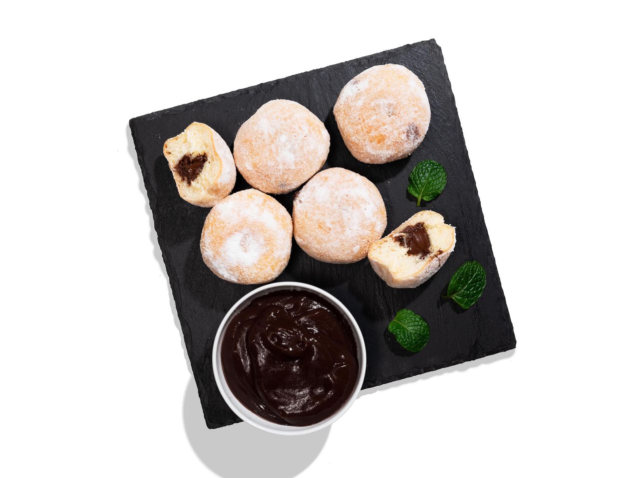 Csokoládés töltelékkel töltött fánkok és csokoládé szósz.