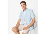 Cămașă bărbătească ESMARA MEN, albastru deschis, cu pantaloni scurți bej, așezat pe un scaun