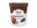 Gelatelli Premium belgisk chokoladeis med chokoladeflager i en beholder.