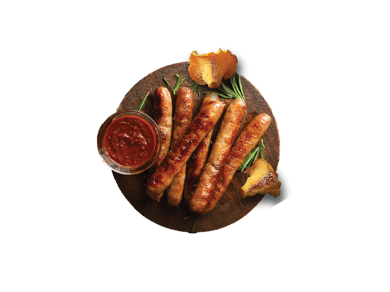 Keptos dešrelės su pomidorų padažu, rozmarinais ir voveraitėmis ant medinės lentos.