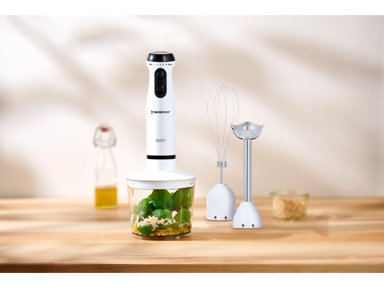 SilverCrest rankinis blenderis su priedais, paruoštas pesto gamybai.
