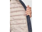 Vestă ușoară Esmara Men cu căptușeală bej și o mână care ține materialul.
