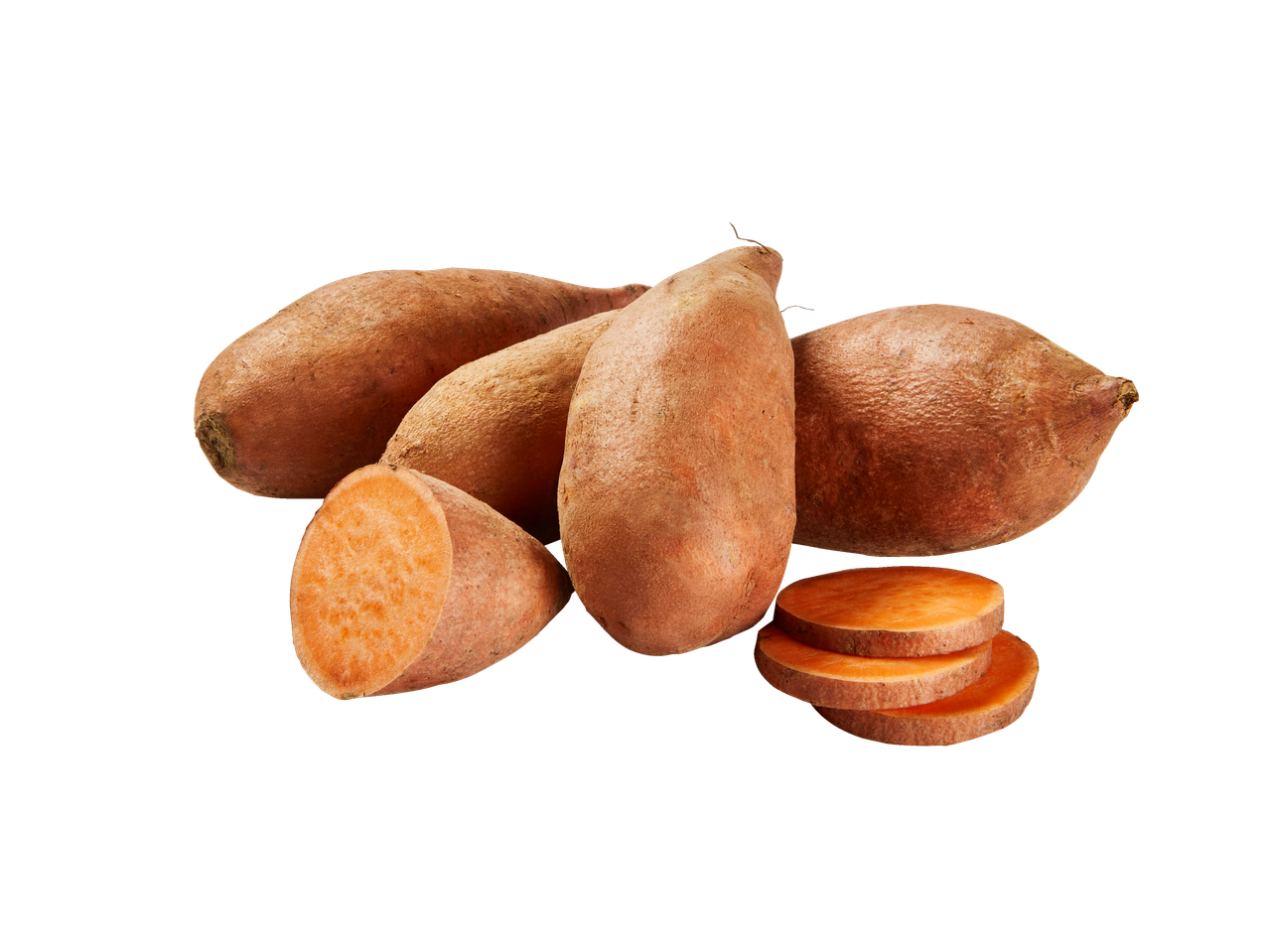 Zoete aardappelen, heel en gesneden, op een witte achtergrond.