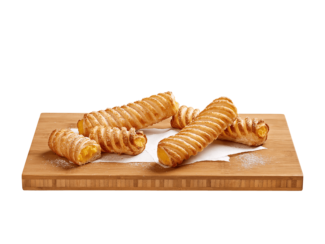Cannoli di pasta sfoglia ripieni di crema pasticcera su un tagliere di legno.