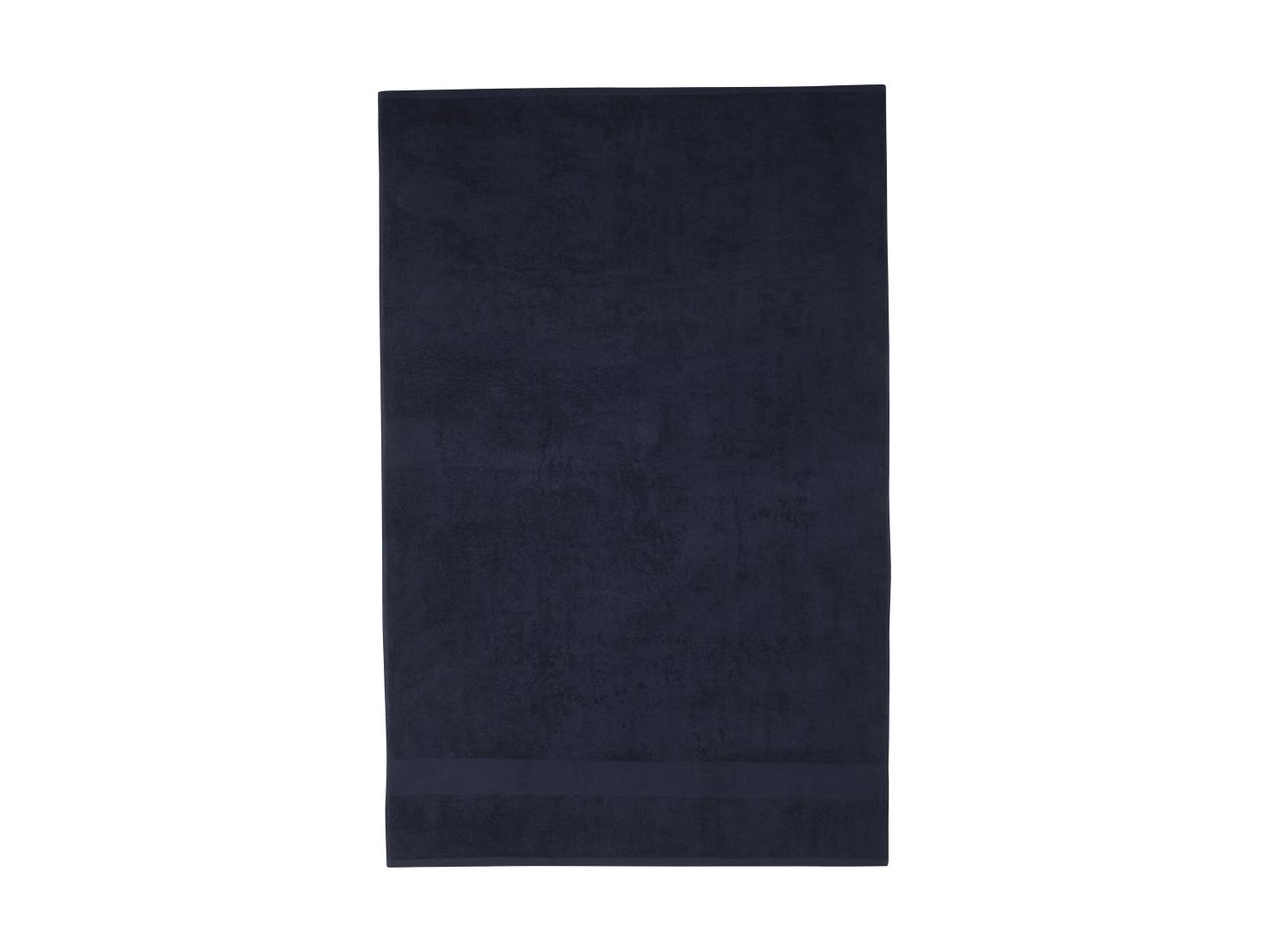 Mørkeblåt badehåndklæde i bomuld med en stribet kant.