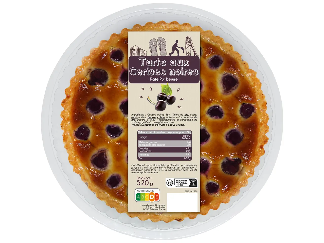 Tarte aux cerises noires dans un plat en plastique.