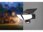 Lumină exterioară cu panou solar și senzor de mișcare pe un perete