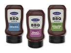 Tre flasker amerikansk BBQ-sauce i varianterne Original, Smoky Hickory og Roasted Garlic.