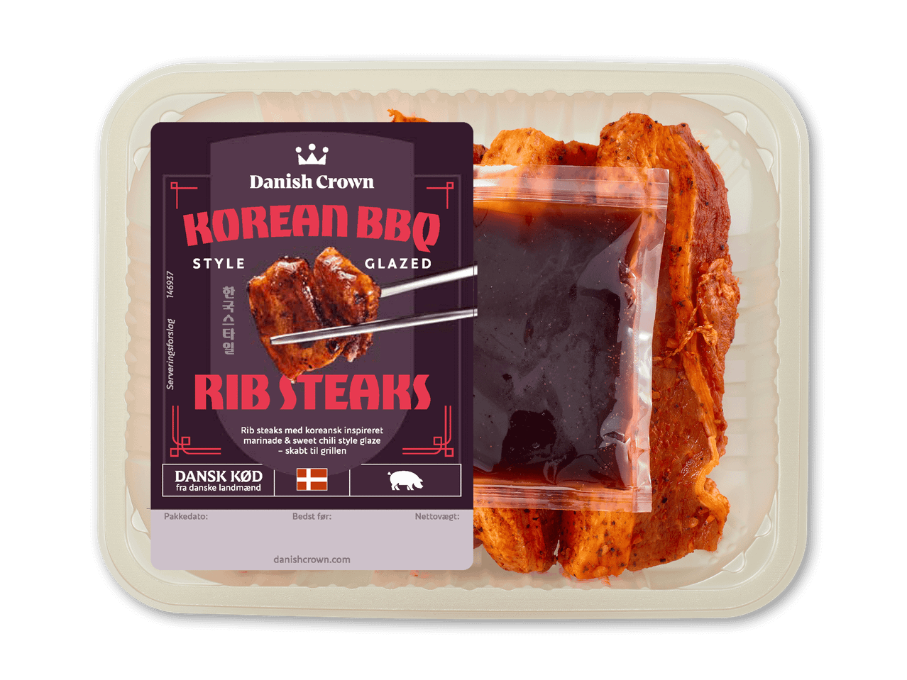 Koreanske BBQ-ribsteaks med marinade og sweet chili-glaze i bakke.