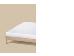 Colchão branco sobre uma estrutura de cama de madeira clara com fundo bege.