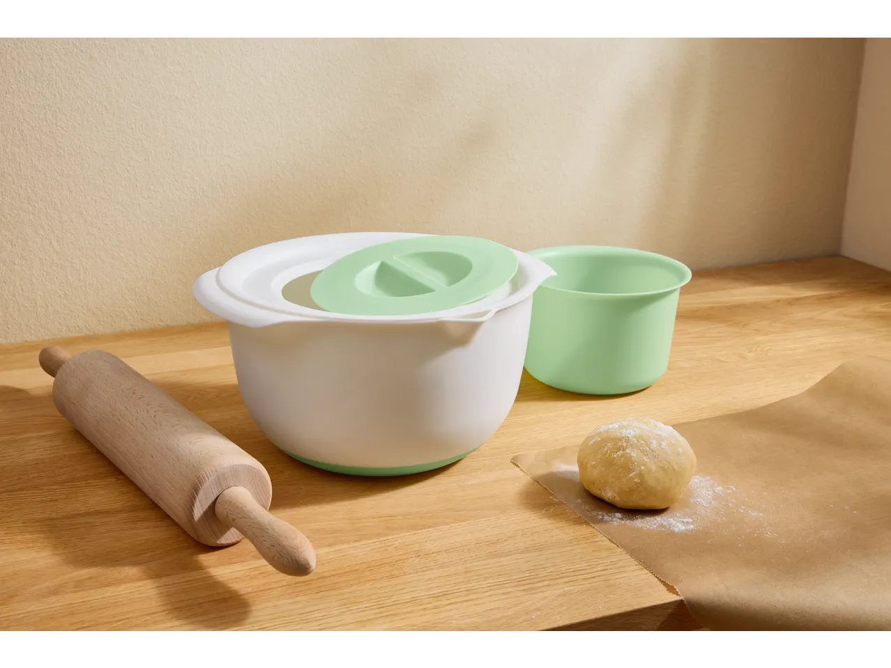 Zenker® posuda za mešanje sa poklopcem, oklagija i testo na pultu.