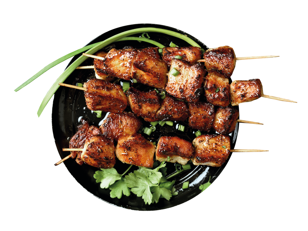 Kepti kiaulienos šašlykai su žalumynais.