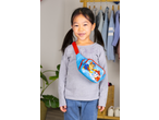 Menina com pochete azul da Patrulha Pata, a sorrir.
