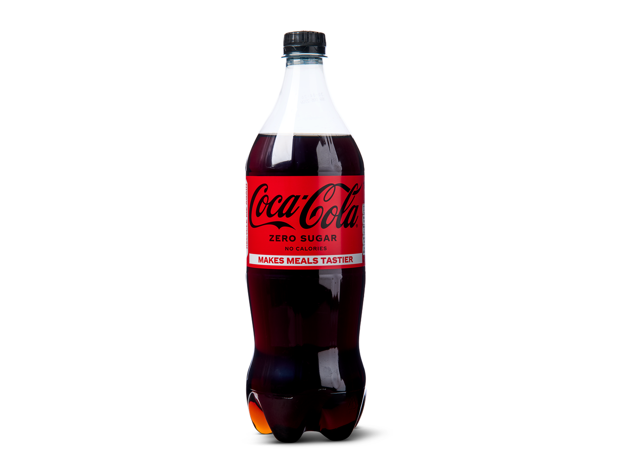 Een fles Coca-Cola Zero Sugar met een rood etiket en zwarte dop op een zwarte achtergrond.