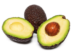 Dois abacates cortados ao meio e um inteiro, sobre fundo branco.