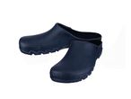 Un paio di clogs da giardino blu scuro con suola sagomata su sfondo bianco.