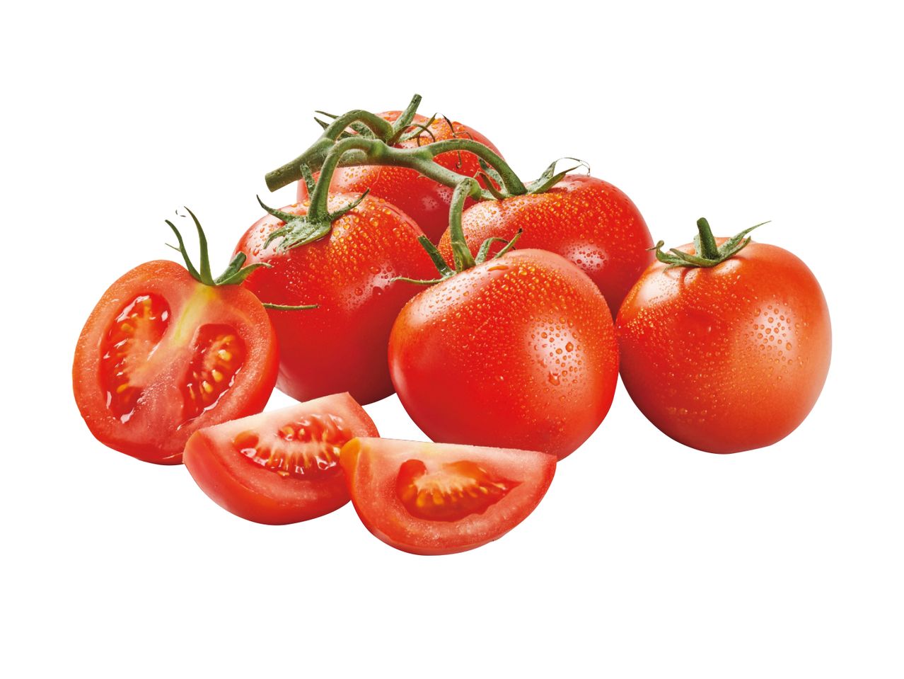 Svježe crvene rajčice, cijele i narezane, s kapljicama vode.