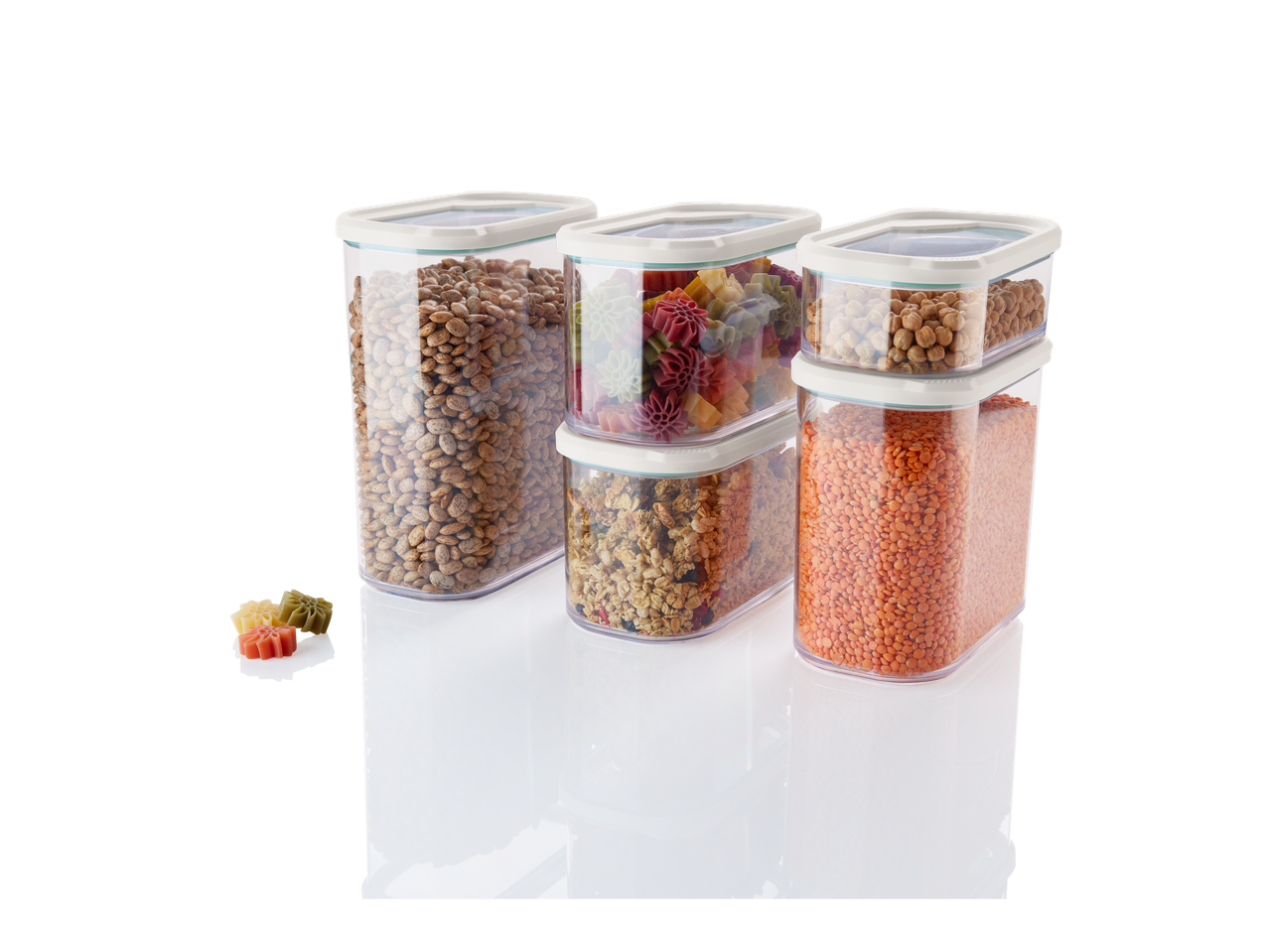 Läbipaistvad plastmassist mahutid, mis on täidetud ubade, pastaga, kikhernedega, granoolaga ja läätsedega.