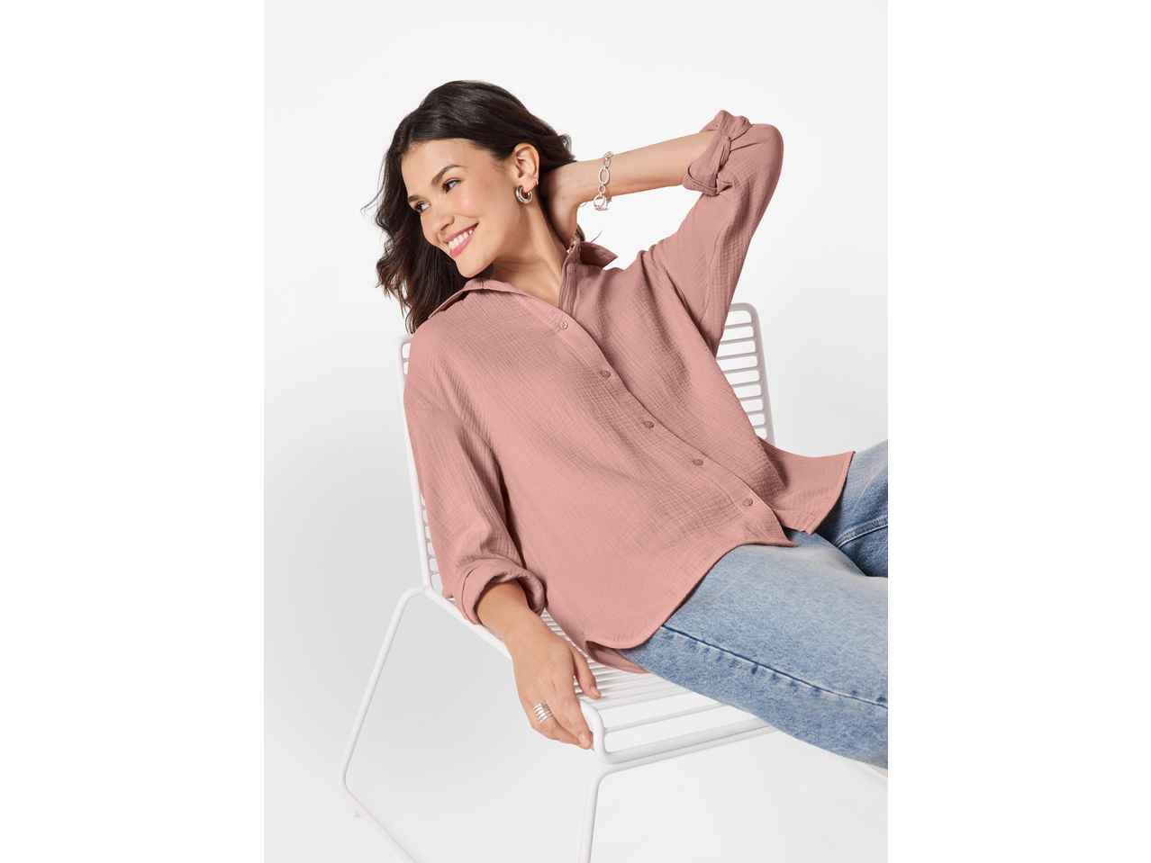 Cămașă de muselină ESMARA pentru femei, roz, așezată pe un scaun