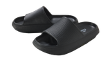 O pereche de papuci Crocs negri pe un fundal negru.
