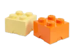 Zwei Spielzeugbausteine, einer gelb und einer orange, nebeneinander auf weißem Hintergrund.