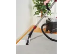 Aspirator de covoare PARKSIDE PERFORMANCE 1250 W curățând un covor deschis la culoare.