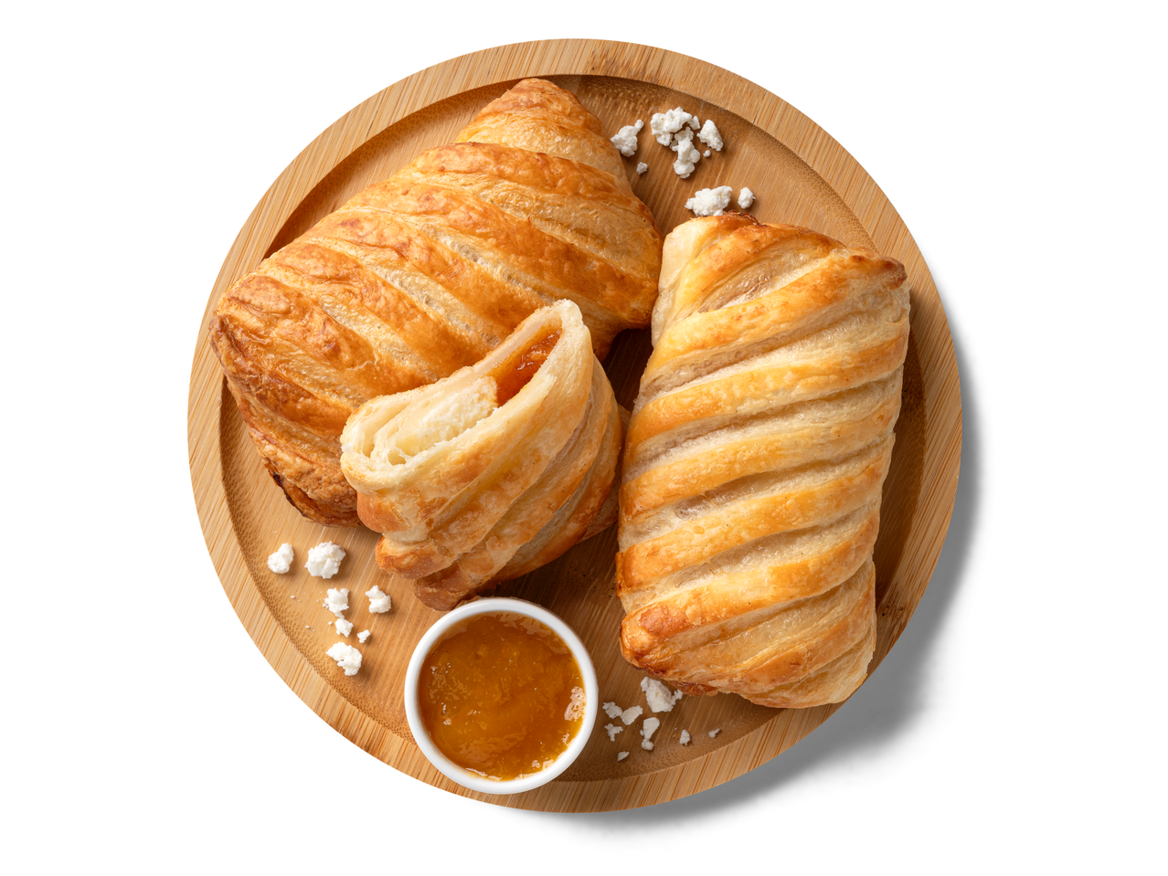 Lekváros és túrós rétesek fa tálcán.