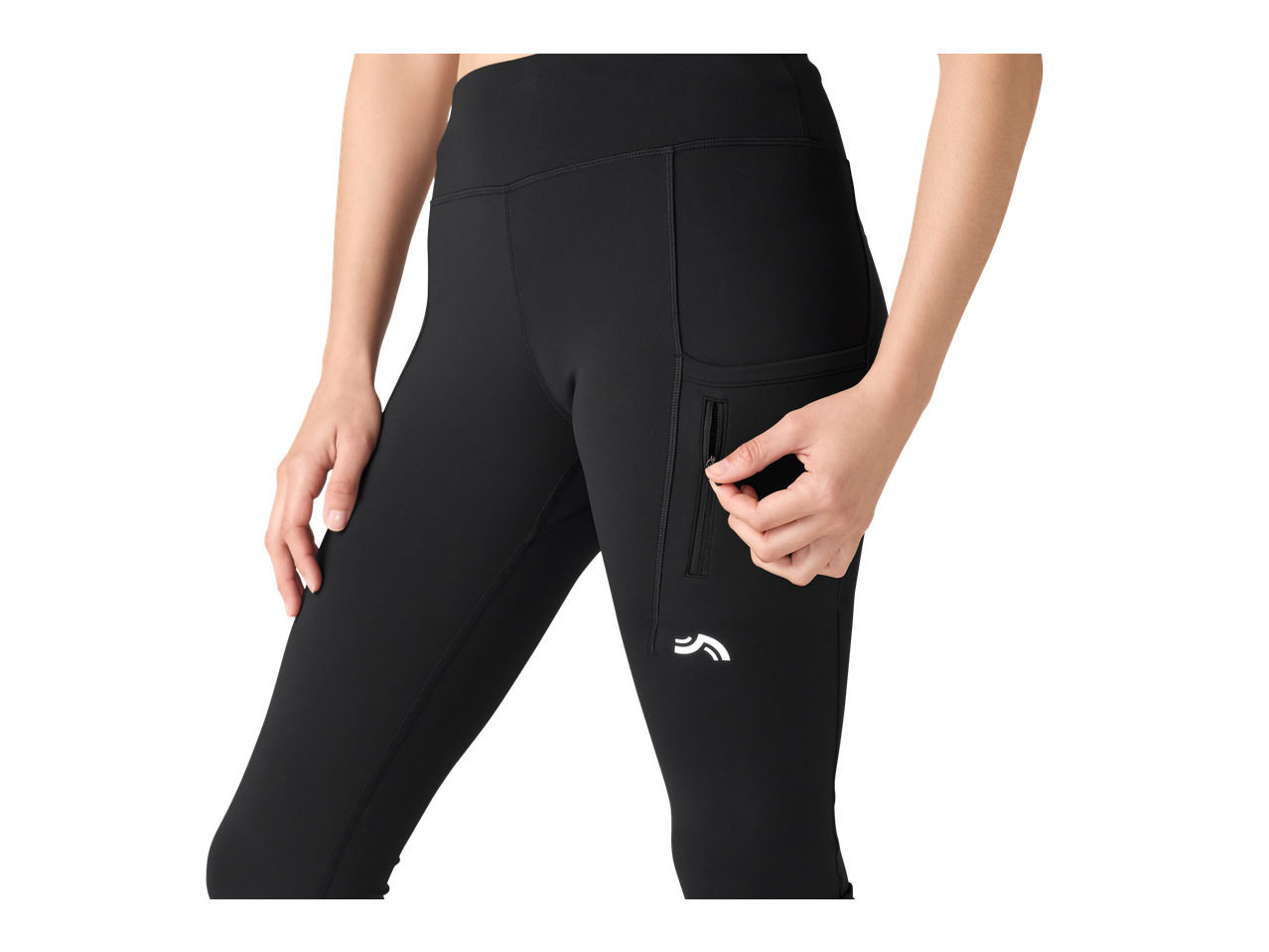 Ženska v črnih kapri pajkicah CRIVIT s stranskim žepom na zadrgo.