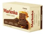 Škatla medene torte Marlenka s kakavom, ki prikazuje rezino torte in med.