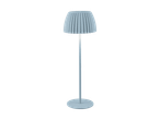Lyseblå gulvlampe med plisseret skærm og rund fod.