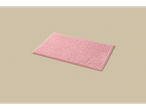 Tapete de banho rosa Livarno com textura em laço sobre um fundo bege