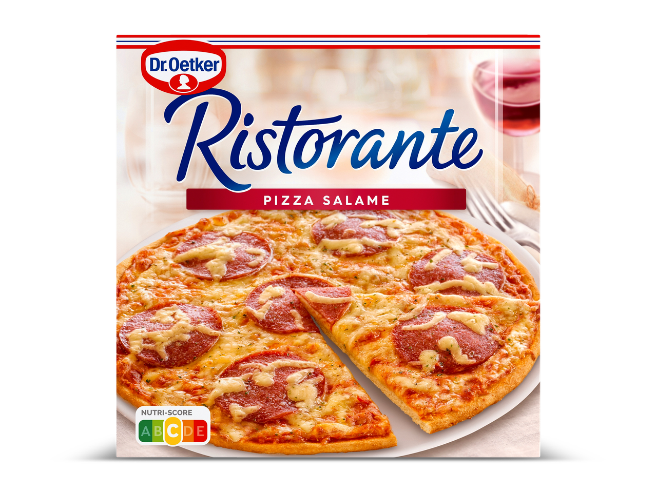 Verpakking van een diepvriespizza met salami, geserveerd op een bord met een glas wijn.