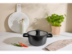 Panela de alumínio Silvercrest® com tampa, pimentas, salsa e garrafa de azeite na bancada