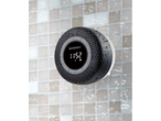 SILVERCREST Bluetooth zvučnik za kupatilo sa digitalnim ekranom, prekriven kapljicama vode.
