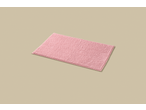 Tapete de casa de banho LIVARNO rosa sobre fundo bege.