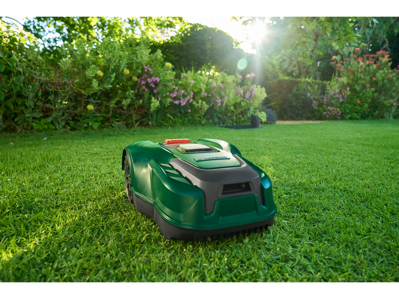 Parkside robotska kosilnica na zeleni travi.