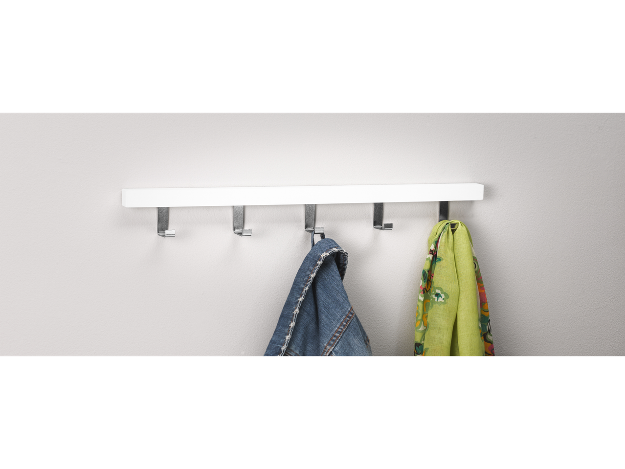 Cabide de parede branco Livarno Home com casaco e cachecol.