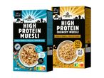 Dve škatli žitaric Crownfield High Protein Muesli, ena s čokolado in bučnimi semeni, druga z arašidi.