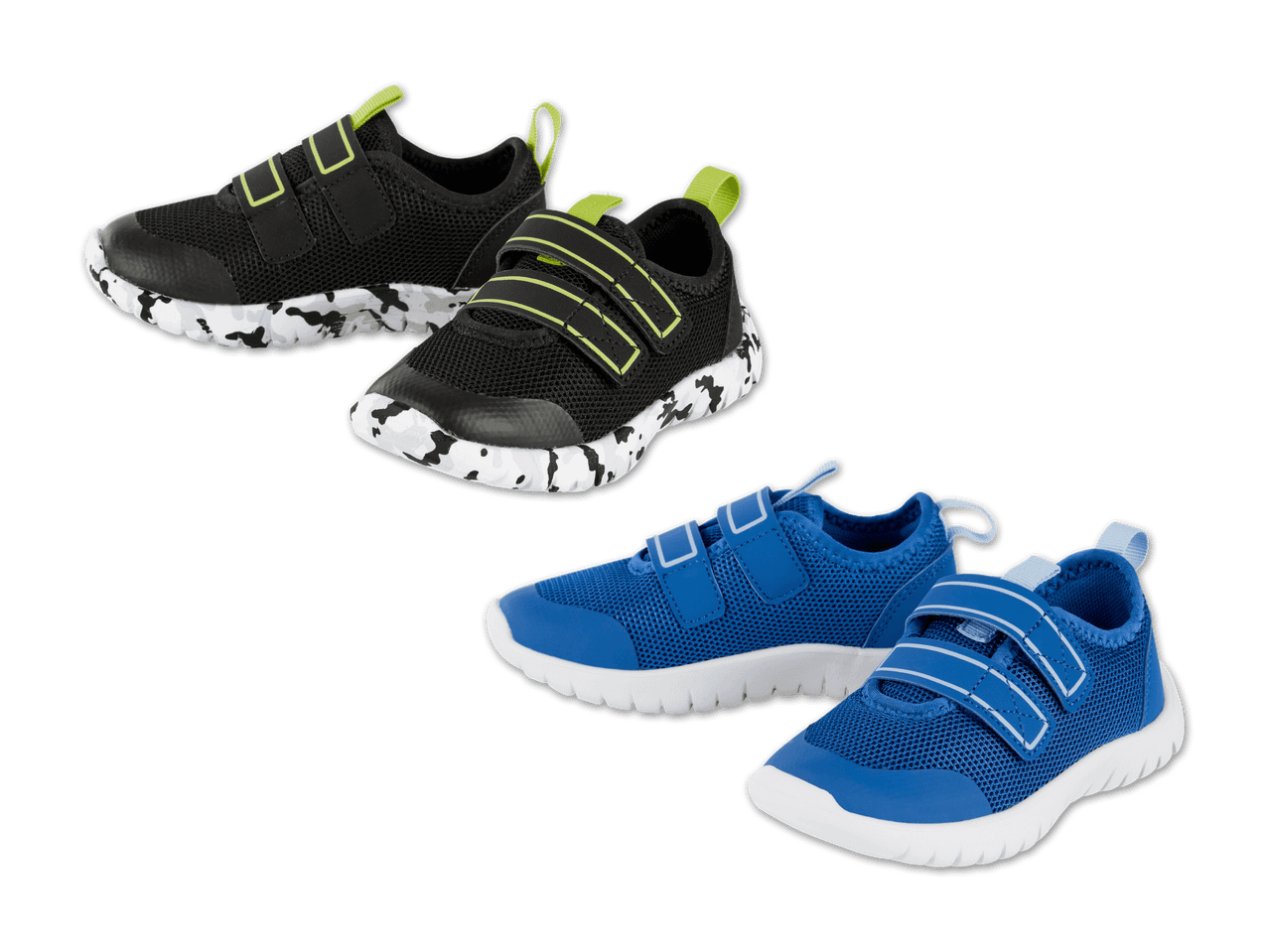 Zwei Paar Kinder-Sneaker: schwarz mit Camouflage-Sohle und blau mit weißen Akzenten.