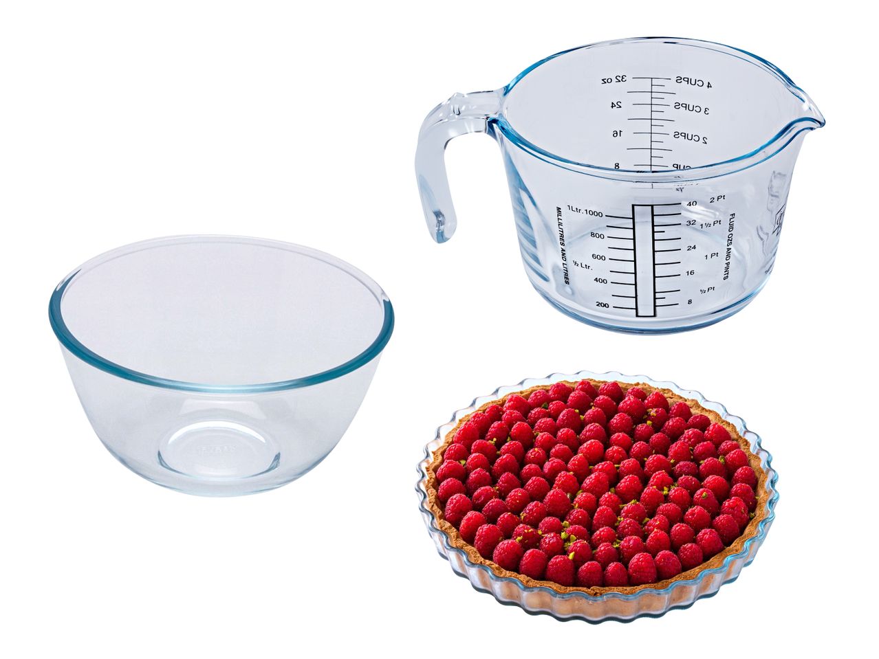 Glasmessbecher mit Skala, Rührschüssel und Himbeertarte in einer Glasform.