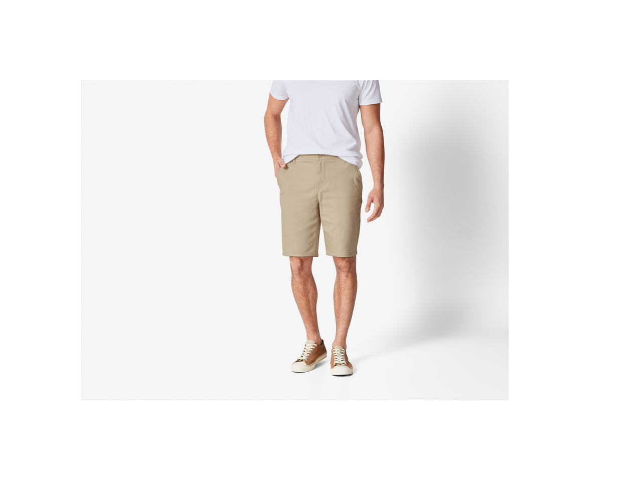 Bež chino hlačice i tenisice.