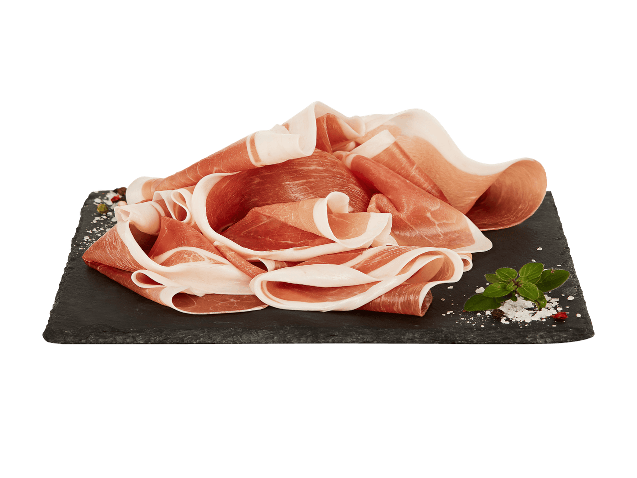 Aufgeschnittener Rohschinken auf einer Schieferplatte mit Kräutern und Gewürzen.