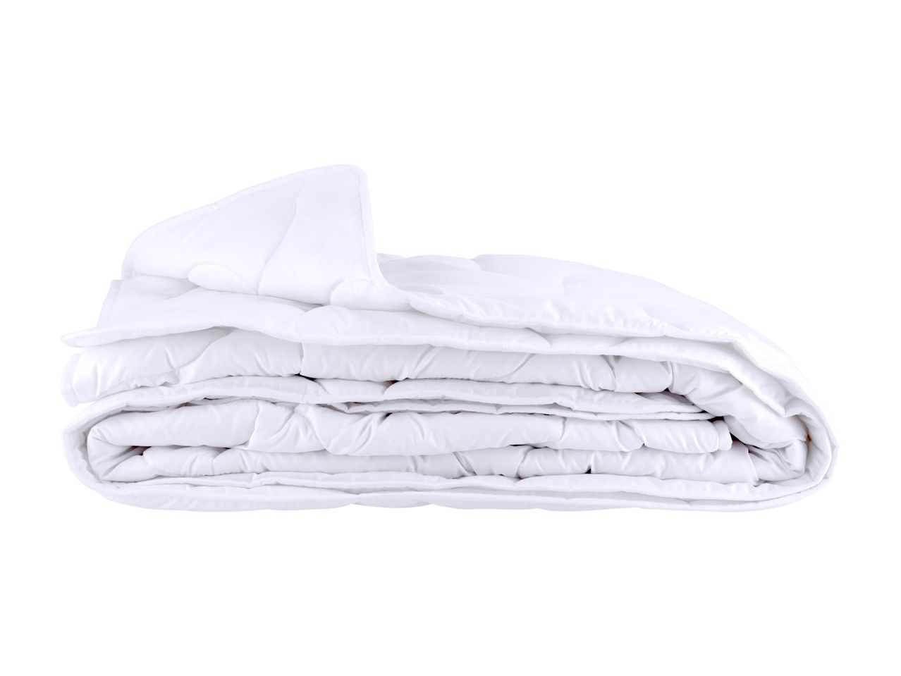 Une couette blanche douce et moelleuse, pliée soigneusement.