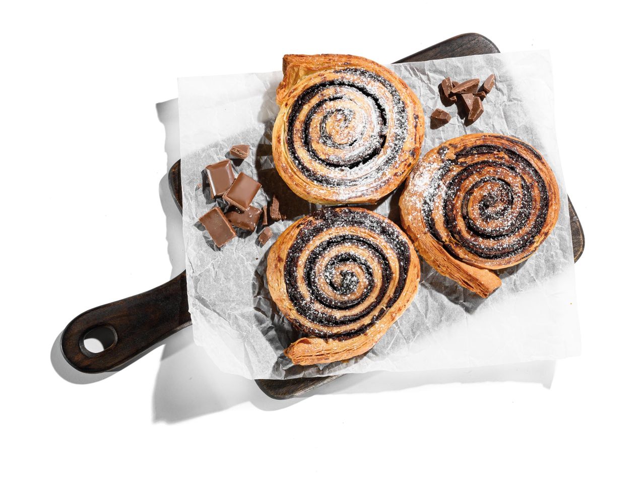 Csokoládés sütemények fa deszkán.