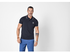 Homem com polo azul-marinho com detalhes brancos e calções azuis.