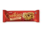 Rød pakke med hvide chokolade- og tranebærkager, der viser stablede cookies og løse tranebær.