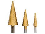 Комплект от три златни стъпаловидни свредла с различни размери, изписани отстрани.