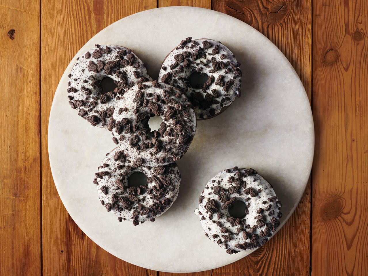 Донати с Oreo на мраморна чиния.