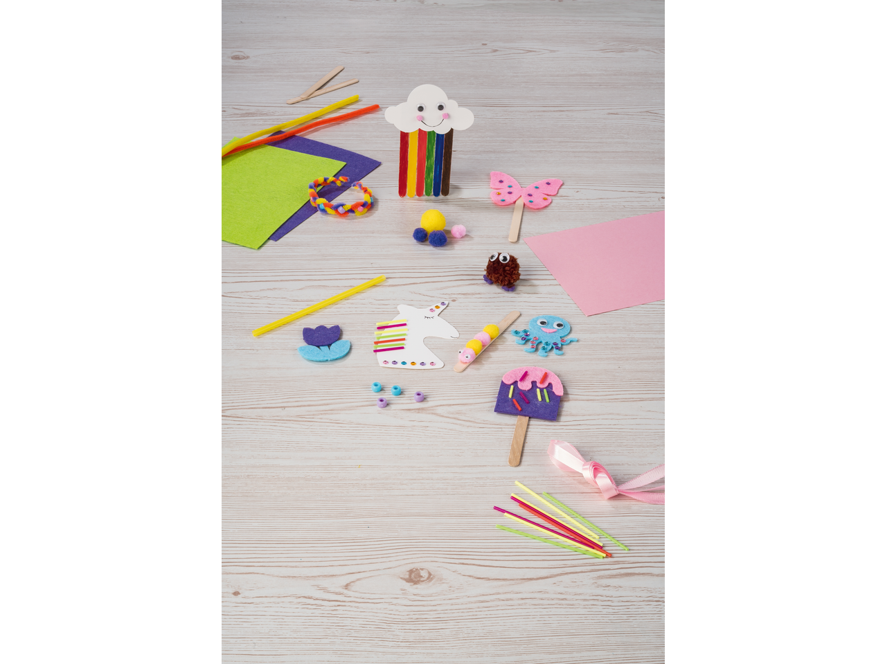 Materijali za ručni rad i gotovi projekti, uključujući filc, žicu, pom-pone i perle.