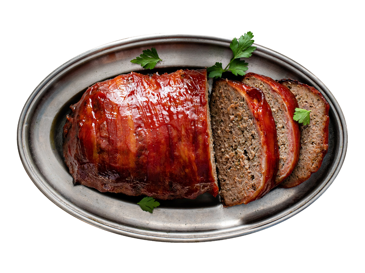 Bekonā ietīta gaļas klaips ar pētersīļiem uz ovālas metāla paplātes.